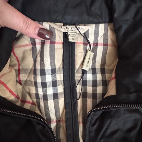 Burberry Black Quilted Jacket with Plaid Interior - Picture 6 of 9